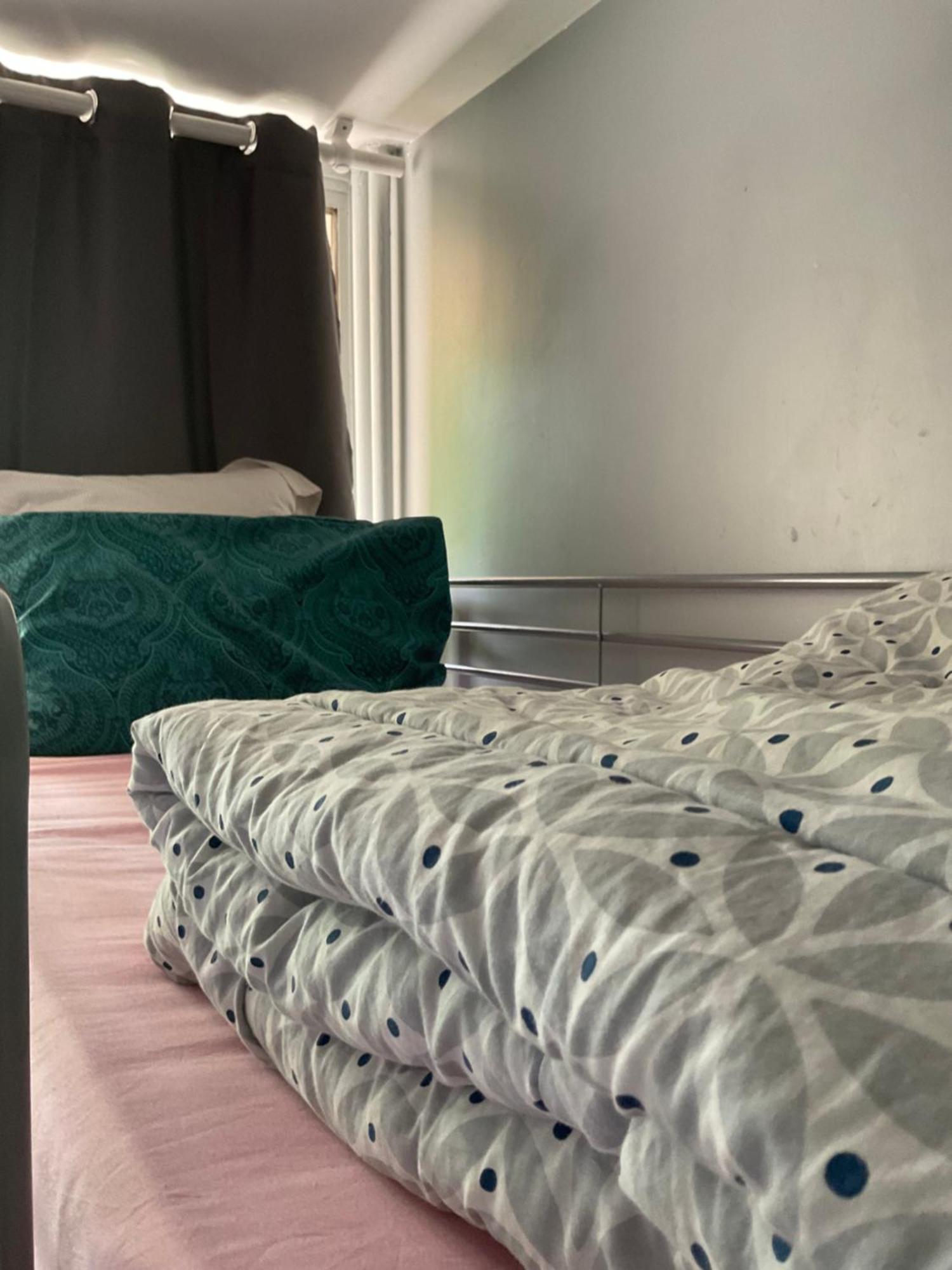Female-Dortoir Femme -Dorm Shared Room Paris Бобиньи Экстерьер фото